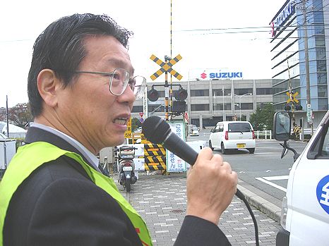 スズキ門前でスズキの憲法違反を告発するひらが高成